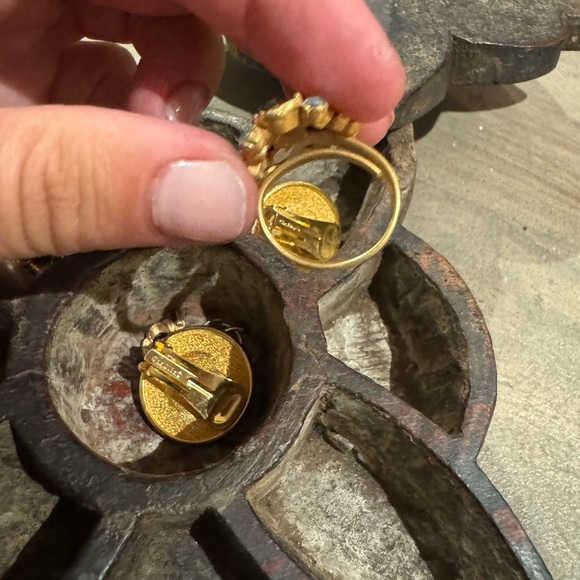 Vintage gold tone Aurora Borealis adjustable size ring - Picture 6 of 15